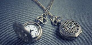 Jak samemu zapiąć naszyjnik?