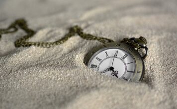 W której ręce nosi się zegarek?