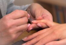 Stół do manicure na dwa stanowiska – oszczędność przestrzeni czy kompromis w komforcie pracy? stół do manicure